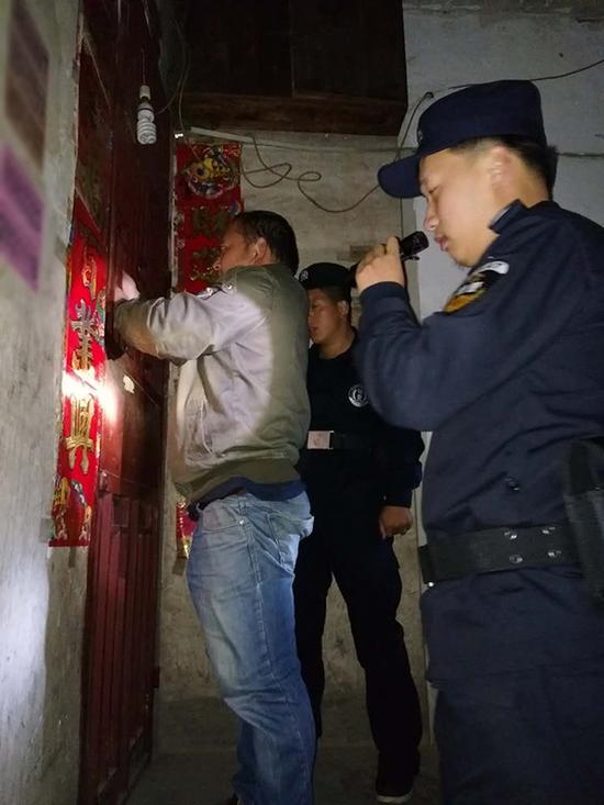 乌海粗心妈妈误将幼女锁家中 