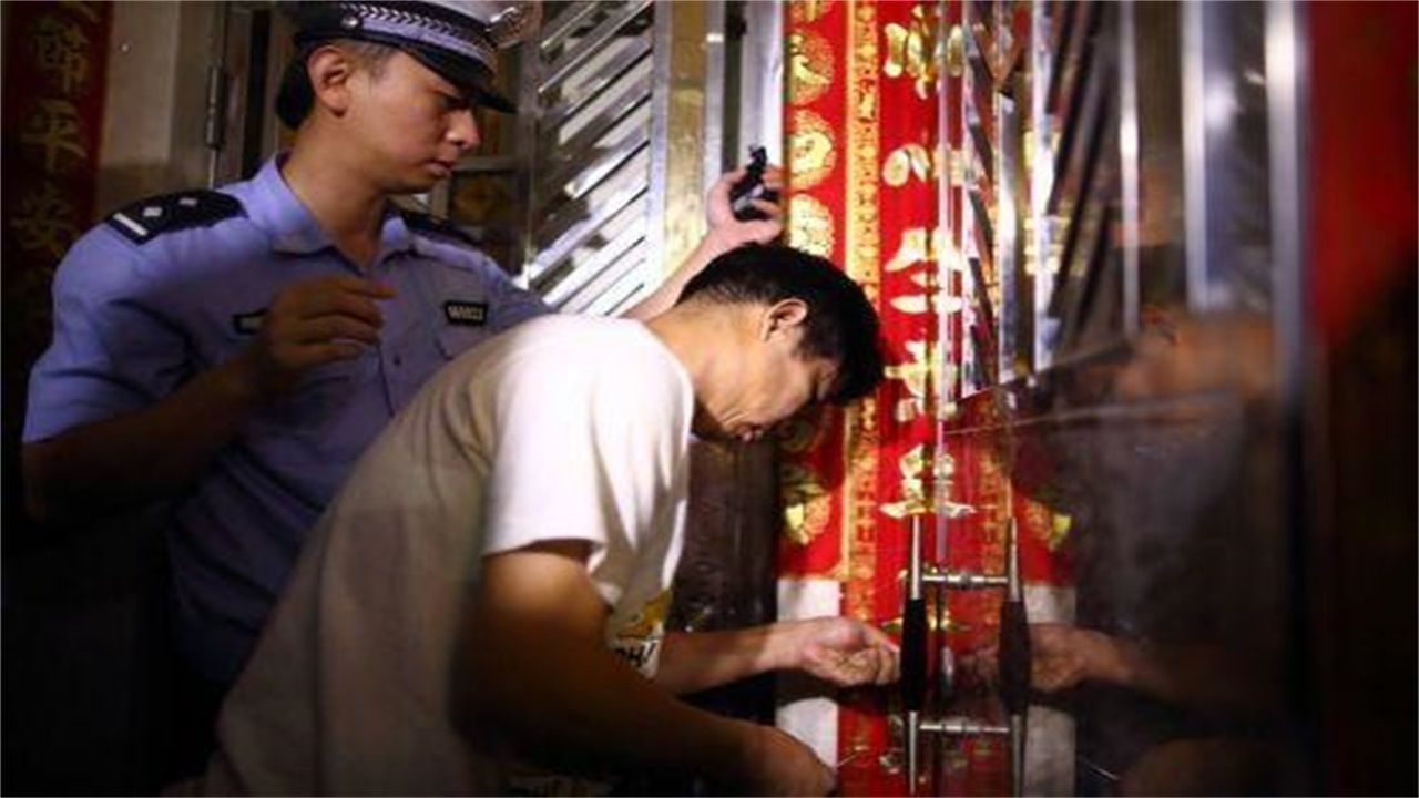 乌海请开锁师傅开了锁后，师傅